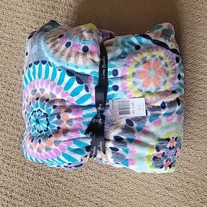 NWT Vera Bradley Blanket- Sunny Medallion